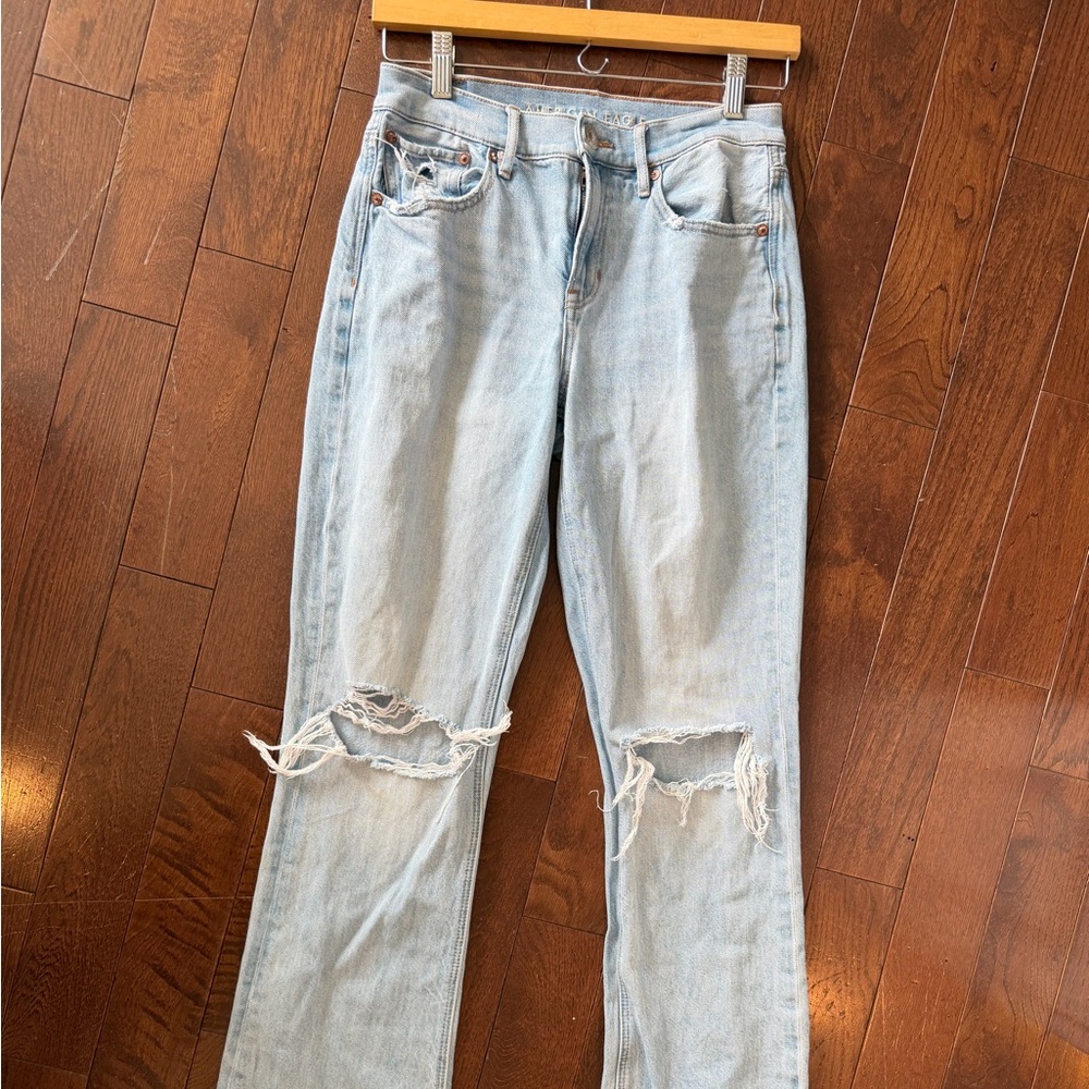 Women’s Size 2 American Eagle Outfitters Light Blue Ripped Straight Leg Jeans